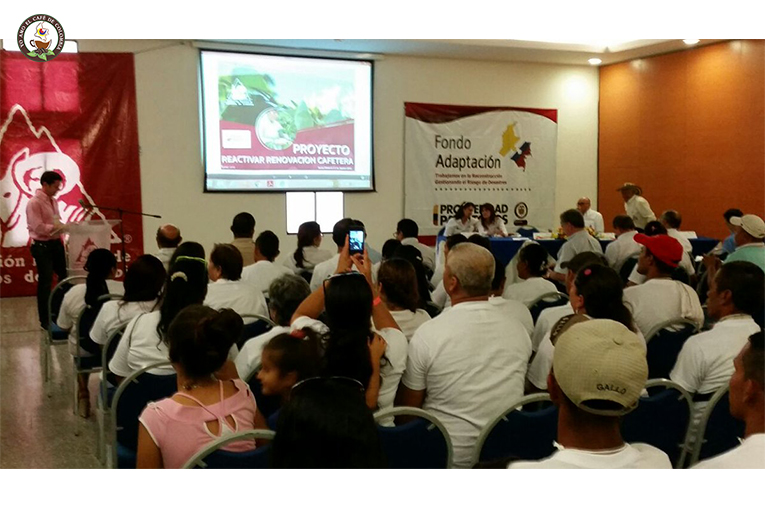 Mil cafeteros colombianos apoyados por Fondo Adaptación reciben certificado internacional de calidad