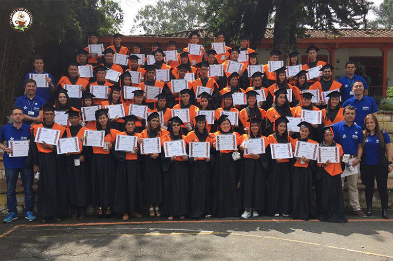 52 Jóvenes Caficultores Graduados del Proyecto Escuelas de Café en Antioquia